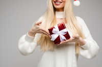 10 pomysłów na świąteczne prezenty dla klientów salonu